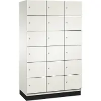 C+P Cambio lockerkast, 3 vakken, 18 vakken, met plint, B 1200 x D 525 x H 1980 mm, verkeerswit