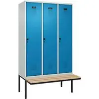 C+P Evolo Plus kledingkast, 3 vakken van elk 400 mm breed, zwevende bank, B 1200 x D 815 x H 2120 mm, draaibare grendel, lichtgrijs/lichtblauw
