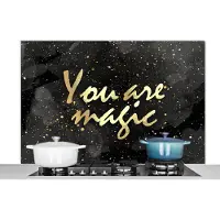 KitchenYeah Spatscherm keuken 120x80 cm - Kookplaat achterwand Quotes - Magic - Goud - Zwart - Muurbeschermer - Spatwand fornuis - Hoogwaardig aluminium