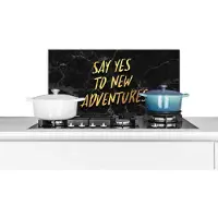 KitchenYeah Spatscherm keuken 60x30 cm - Kookplaat achterwand Quotes - Avontuur - Zwart - Goud - Muurbeschermer - Spatwand fornuis - Hoogwaardig aluminium