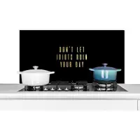 KitchenYeah Spatscherm keuken 100x50 cm - Kookplaat achterwand Quote - Dag - Goud - Zwart - Muurbeschermer - Spatwand fornuis - Hoogwaardig aluminium
