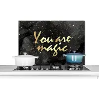 KitchenYeah Spatscherm keuken 80x55 cm - Kookplaat achterwand Quotes - Magic - Goud - Zwart - Muurbeschermer - Spatwand fornuis - Hoogwaardig aluminium