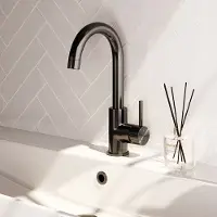 Brauer Stripe wastafelkraan met draaibare ronde uitloop model A gunmetal geborsteld PVD