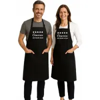 Kariban Duo Set Luxe Keukenschorten “Gewoon een leuke man & vrouw” – Cadeau voor Stelletjes – Koken & Barbecue – Verstelbaar, Met Voorvak - 76 x 90 cm- zwart
