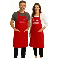 Kariban Duo Set Luxe Keukenschorten “Gewoon een leuke man & vrouw” – Cadeau voor Stelletjes – Koken & Barbecue – Verstelbaar, Met Voorvak - 76 x 90 cm- rood