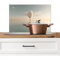 KitchenYeah Spatscherm keuken 70x50 cm - Kookplaat achterwand Luchtballon - Wolken - Water - Blauw - Muurbeschermer - Spatwand fornuis - Hoogwaardig aluminium