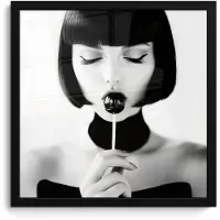 PosterMonkey Poster in lijst - Fotolijst 40x40 cm - Posters - Vrouw - Lolly - Zwart - Wit - Posterlijst zwart - Decoratie - Wanddecoratie woonkamer - Muurdecoratie slaapkamer