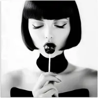 PosterMonkey Poster 100x100 cm - Vrouw - Lolly - Zwart - Wit - Posters - Kamer decoratie - Wanddecoratie woonkamer - Muurdecoratie slaapkamer XXL