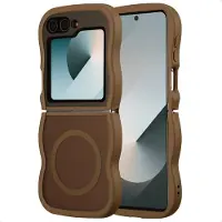 Selencia Wavy Backcover met MagSafe voor de Samsung Galaxy Z Flip 6 / Flip 7 FE - Mocha Brown