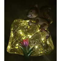 Impuls Decoratieve solarlamp "steen met dier" - geel + eekhoorn - 10 LEDs - kunststof en metaal - staand model of op grondspies - hoogte 15 x 14 x 12.5 cm - Tuindecoratie - Tuinverlichting