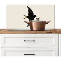 KitchenYeah Spatscherm keuken 80x40 cm - Kookplaat achterwand Zwarte zwaluw - Gouden accenten - Lichte achtergrond - Muurbeschermer - Spatwand fornuis - Hoogwaardig aluminium