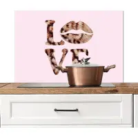 KitchenYeah Spatscherm keuken 80x55 cm - Kookplaat achterwand Tekst - Love - Pantervacht - Lichtroze - Muurbeschermer - Spatwand fornuis - Hoogwaardig aluminium