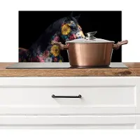 KitchenYeah Spatscherm keuken 60x30 cm - Kookplaat achterwand Paard - Bloemen - Zwart - Muurbeschermer - Spatwand fornuis - Hoogwaardig aluminium