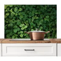 KitchenYeah Spatscherm keuken 100x65 cm - Kookplaat achterwand Groen - Bladeren - Kartel - Zonlicht - Muurbeschermer - Spatwand fornuis - Hoogwaardig aluminium