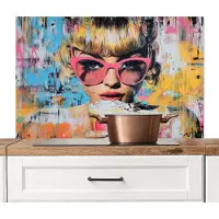 KitchenYeah Spatscherm keuken 100x65 cm - Kookplaat achterwand Zonnebril - Vrouw - Kleurrijk - Verfspetters - Muurbeschermer - Spatwand fornuis - Hoogwaardig aluminium