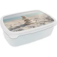 MuchoWow Broodtrommel Wit - Lunchbox Stenen - Stapel - Zand - Zee - Brooddoos 18x12x6 cm - Brood lunch box - Broodtrommels voor kinderen en volwassenen