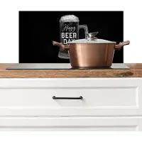 KitchenYeah Spatscherm keuken 70x30 cm - Kookplaat achterwand Bierpul - Witte krijtletters - Happy beer day - Muurbeschermer - Spatwand fornuis - Hoogwaardig aluminium