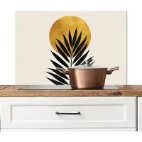 KitchenYeah Spatscherm keuken 90x60 cm - Kookplaat achterwand Zwart palmblad - Gouden cirkel - Beige achtergrond - Muurbeschermer - Spatwand fornuis - Hoogwaardig aluminium