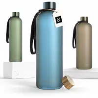 LARS NYSØM Blæst Ultralichte tritan-waterfles 1500ml - BPA-vrij, lekvrij, geschikt voor koolzuurhoudende dranken - Inclusief 2 deksels (Calypso Blue/Gold)