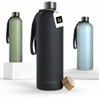 LARS NYSØM Blæst Ultralichte tritan-waterfles 1500ml - BPA-vrij, lekvrij, geschikt voor koolzuurhoudende dranken - Inclusief 2 deksels (Carbon Black/Gold)