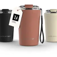 LARS NYSØM Rørelse Thermo Coffee Mug-to-go 380ml - BPA-vrij met Isolatie - Met Draagriem & Tritan Deksel (Brick Red)