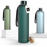 LARS NYSØM Blæst Ultralichte tritan-waterfles 1000ml - BPA-vrij, lekvrij, geschikt voor koolzuurhoudende dranken - Inclusief 2 deksels (Pine Green/Gold)
