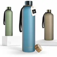 LARS NYSØM Blæst Ultralichte tritan-waterfles 1000ml - BPA-vrij, lekvrij, geschikt voor koolzuurhoudende dranken - Inclusief 2 deksels (Calypso Blue/Gold)