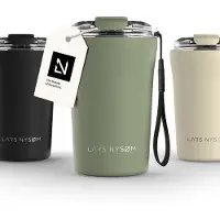 LARS NYSØM Rørelse Thermo Coffee Mug-to-go 380ml - BPA-vrij met Isolatie - Met Draagriem & Tritan Deksel (Sage Green)