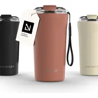 LARS NYSØM Rørelse Thermo Coffee Mug-to-go 500ml - BPA-vrij met Isolatie - Met Draagriem & Tritan Deksel (Brick Red)