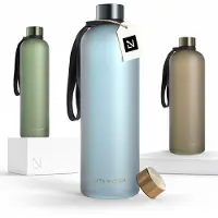 LARS NYSØM Blæst Ultralichte tritan-waterfles 1500ml - BPA-vrij, lekvrij, geschikt voor koolzuurhoudende dranken - Inclusief 2 deksels (Sky Blue/Gold)
