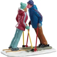 Lemax Vail Village Kerstdorpminiatuur First Ski Date (kussend Stel) 7,6 X 7 X 3,7 Cm