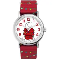 Timex X Peanuts Weekender Holiday Quartz Analoog Horloge Rood En Zilverkleurig Kast Gemaakt Van 100% Messing En Loodarme Messinglegering En Een Armband Van 100% Stof 38 TW2W80800VV