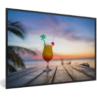 MuchoWow Foto in lijst - Cocktail tijdens zonsondergang op het strand fotolijst zwart 60x40 cm - Poster in lijst (Wanddecoratie woonkamer / slaapkamer)