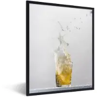 MuchoWow Foto in lijst - Plonzend biertje op witte achtergrond fotolijst zwart 30x40 cm - Poster in lijst (Wanddecoratie woonkamer / slaapkamer)