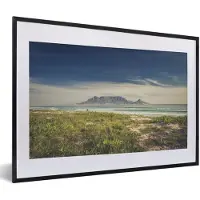 MuchoWow Foto in lijst - Mooie wolken boven de zee en de Tafelberg in Zuid-Afrika fotolijst zwart met witte passe-partout 60x40 cm - Poster in lijst (Wanddecoratie woonkamer / slaapkamer)