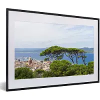 MuchoWow Foto in lijst - Saint-Tropez in een groene omgeving in Frankrijk fotolijst zwart met witte passe-partout 60x40 cm - Poster in lijst (Wanddecoratie woonkamer / slaapkamer)