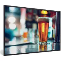 MuchoWow Foto in lijst - Glas bier op de bar fotolijst zwart 60x40 cm - Poster in lijst (Wanddecoratie woonkamer / slaapkamer)