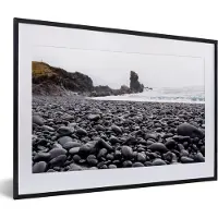 MuchoWow Foto in lijst - Black Lava Pearl Beach op het schiereiland in IJsland fotolijst zwart met witte passe-partout 60x40 cm - Poster in lijst (Wanddecoratie woonkamer / slaapkamer)