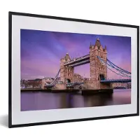 MuchoWow Foto in lijst - Roze kleuren in de lucht boven de Tower Bridge in Londen fotolijst zwart met witte passe-partout 60x40 cm - Poster in lijst (Wanddecoratie woonkamer / slaapkamer)