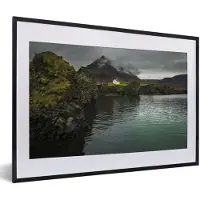 MuchoWow Foto in lijst - Klein huis boven Arnarstapi bij IJsland fotolijst zwart met witte passe-partout 60x40 cm - Poster in lijst (Wanddecoratie woonkamer / slaapkamer)