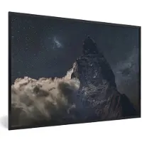 MuchoWow Foto in lijst - Lage wolk bij Matterhorn onder nachthemel bij Wallis in Zwitserland fotolijst zwart 60x40 cm - Poster in lijst (Wanddecoratie woonkamer / slaapkamer)