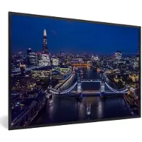 MuchoWow Foto in lijst - Tower Bridge verlicht in de nacht in Engeland fotolijst zwart 60x40 cm - Poster in lijst (Wanddecoratie woonkamer / slaapkamer)