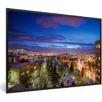 MuchoWow Foto in lijst - Donkerblauwe lucht boven skyline Sarajevo in Bosnië en Herzegovina fotolijst zwart 60x40 cm - Poster in lijst (Wanddecoratie woonkamer / slaapkamer)
