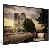 MuchoWow Foto in lijst - Zonsopgang bij de Notre Dame in Parijs fotolijst zwart 60x40 cm - Poster in lijst (Wanddecoratie woonkamer / slaapkamer)