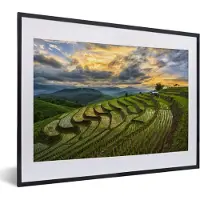 MuchoWow Foto in lijst - Prachtig wolkenveld boven de rijstvelden van Thailand fotolijst zwart met witte passe-partout klein 40x30 cm - Poster in lijst (Wanddecoratie woonkamer / slaapkamer)