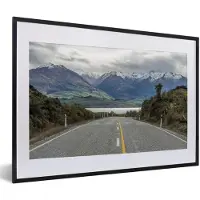 MuchoWow Foto in lijst - Snelweg bij Wanakameer in Nieuw-Zeeland fotolijst zwart met witte passe-partout 60x40 cm - Poster in lijst (Wanddecoratie woonkamer / slaapkamer)
