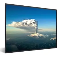 MuchoWow Foto in lijst - Rook uit de stratovulkaan Etna in Italië fotolijst zwart 40x30 cm - Poster in lijst (Wanddecoratie woonkamer / slaapkamer)