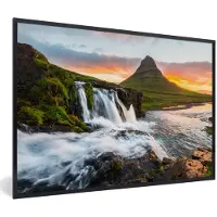 MuchoWow Foto in lijst - Kirkjufell-berg en Kirkjufellfoss-waterval bij zonsopkomst in IJsland fotolijst zwart 60x40 cm - Poster in lijst (Wanddecoratie woonkamer / slaapkamer)