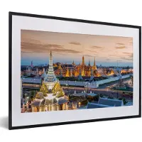 MuchoWow Foto in lijst - Koninklijk paleis van Bangkok bij een kleurrijke zonsondergang in Thailand fotolijst zwart met witte passe-partout 60x40 cm - Poster in lijst (Wanddecoratie woonkamer / slaapkamer)