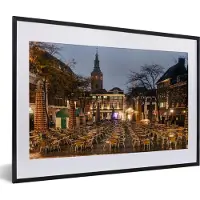 MuchoWow Foto in lijst - Terrasjes in de Nederlandse binnenstad van Den Haag fotolijst zwart met witte passe-partout 60x40 cm - Poster in lijst (Wanddecoratie woonkamer / slaapkamer)